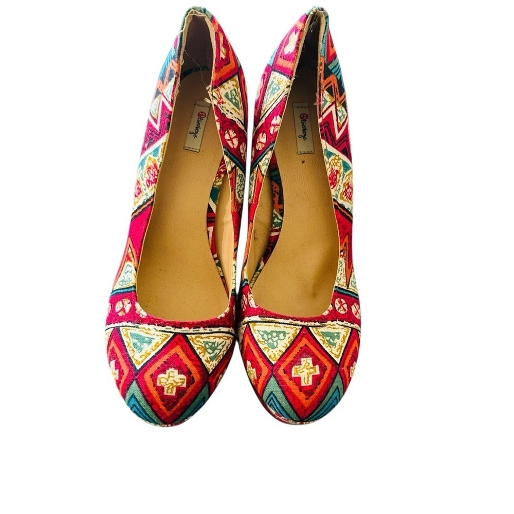Olsenboye Red and Pink Wedge Sandals with Geometric Design - Picture 3 of 5